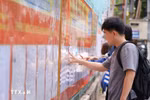 Des étudiants de Université pédagogique et technique – Université de Da Nang consultent la liste des candidats affichée au sein de l’établissement. Photo : VNA.