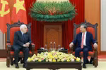 Le secrétaire général du Parti communiste du Vietnam Tô Lâm (droite) et Frederick W. Smith, fondateur et président-directeur général du groupe FedEx. Photo : VNA