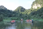 Des visiteurs découvrent le parc ornithologique de Thung Nham, dans le quartier de Nam Hoa Lu, province de Ninh Binh. Photo : VNA.