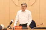 Le vice-président du Comité populaire de Hanoï, Truong Viet Dung, prend la parole lors de la réunion avec les entreprises contribuant au fonds. (Photo : hanoionline.vn)