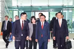 Le permanent du Secrétariat du CC du PCV Trân Câm Tu termine sa visite officielle à Singapour. Photo : VNA