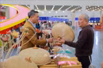L’espace « Têt en famille » de la Foire du Printemps 2026 suscite l’intérêt des visiteurs. Photo : VNA
