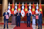 Lors de la cérémonie d’échange de documents de coopération entre des ministères et organismes des deux pays. Photo : VNA