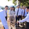 Le vice-président du Comité populaire de la province de Phu Tho, Dinh Cong Su, présente à la délégation française le projet de développement urbain d'adaptation au changement climatique dans la zone urbaine de Hoa Binh. Photo : VNA