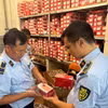 Des agents du Service de surveillance du marché de Hanoï inspectent des produits présentant des signes de non-conformité aux réglementations relatives à l'étiquetage, à la publicité et à la propriété intellectuelle. Photo: VNA