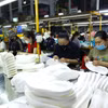 Production de semelles de chaussures chez la société Kepai, entreprise à capitaux japonais, dans le parc industriel de Tan Kim, province de Tay Ninh. Photo : VNA