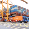 Transport de conteneurs aux quais n° 3 et n°4 du port international TIL Hai Phong. Photo: VNA