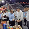 Visiteurs au stand de la ville de Hai Phong. Photo: VNA