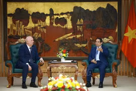 Le Premier ministre, Pham Minh Chinh (droite), et le vice-Premier ministre biélorusse, Anatoly Sivak. Photo: VNA