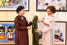 L’épouse du leader du Parti, Ngo Phuong Ly, et la directrice générale de l’UNESCO, Audrey Azoulay. Photo: tuoitre.vn