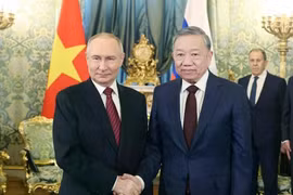 Le secrétaire général du Comité central du Parti communiste du Vietnam, Tô Lâm (droite), et le président russe, Vladimir Poutine. Photo: VNA