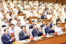 Le secrétaire général To Lam (au milieu) avec des délégués à la conférence à l’Assemblée nationale, à Hanoï. Photo : VNA
