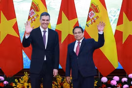 Les Premiers ministres Pham Minh Chinh et Pedro Sanchez à Hanoï, le 9 avril 2025. Photo : VNA