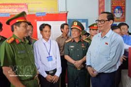 Le vice-président de l’Assemblée nationale Tran Quang Phuong (à droite) inspecte les préparatifs électoraux au bureau de vote n°1 (hameau Kenh Dao, commune de Dat Mui). Photo : VNA