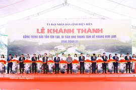 Le Premier ministre Pham Minh Chinh et des délégués coupent le ruban lors de la cérémonie d'inauguration. Photo : VNA