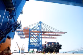 Un porte-conteneurs international de 200.000 DWT transportant des marchandises d’import-export accoste au port de Gemalink, ville de Phu My, province de Ba Ria - Vung Tau. Photo: VNA