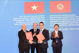 Cérémonie de remise d'un document de coopérationentre le Kirghizistan et le Vietnam. Photo: VNA