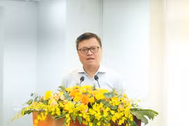 Le Quoc Minh, membre du Comité central du Parti, chef adjoint de la Commission centrale de la sensibilisation et de l’éducation, et rédacteur en chef du journal Nhân Dân, prend la parole lors de l’événement. Photo : VNA