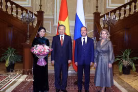 Le secrétaire général du PCV et président vietnamien, To Lam, et son épouse, aux côtés de Dmitri Medvedev, président du parti Russie unie et vice-président du Conseil de sécurité de la Fédération de Russie, et de son épouse. Photo : VNA