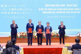 Le Premier ministre Pham Minh Chinh et son homologue japonais Ishiba Shigeru à la signature d'un accord de coopération en matière d'investissement entre des entreprises des deux pays. Photo : VNA