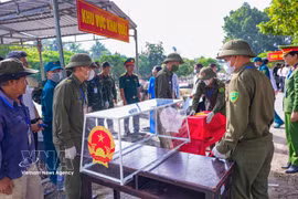 Prélèvement d’échantillons sur des restes de martyrs en vue d’analyses ADN au cimetière des martyrs de Duong Minh Chau. Photo : VNA.
