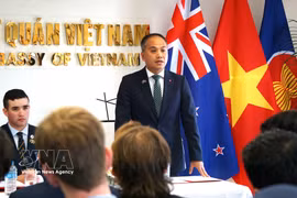 L'ambassadeur du Vietnam en Nouvelle-Zélande, Phan Minh Giang, félicite NZMAM 2026 pour son brillant succès. Photo : VNA
