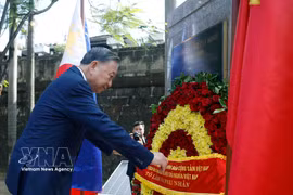 Lle secrétaire général du Parti communiste du Vietnam (PCV) et président vietnamien, To Lam, dépose une gerbe de fleurs au monument du Président Hô Chi Minh dans la capitale philippine. Photo: VNA