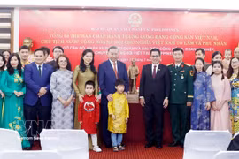 Le dirigeant To Lam et son épouse avec le personnel de l’ambassade du Vietnam ainsi que des représentants de la communauté vietnamienne aux Philippines. Photo : VNA