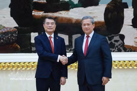 Le Premier ministre cambodgien Hun Manet accueille son homologue vietnamien Le Minh Hung, en visite officielle au Cambodge. Photo : VNA