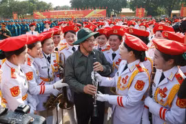 Le Premier ministre Pham Minh Chinh rend visite aux forces en entraînement à Dong Nai pour participer au défilé marquant le 50e anniversaire de la Libération du Sud et de la Réunification nationale. Photo: VNA