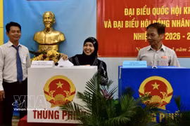 Des électeurs cham votent au bureau de vote n° 26, quartier de Gia Dinh, à Ho Chi Minh-Ville, le 15 mars 2026. Photo : VNA