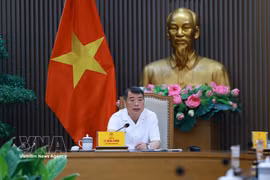 Le Premier ministre Le Minh Hung préside une réunion avec les responsables du ministère de l’Éducation et de la Formation et d’autres ministères et secteurs sur le développement de l’éducation et de la formation. Photo : VNA