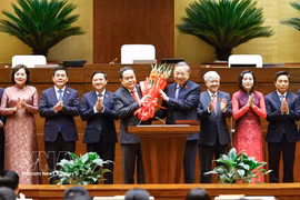 Le secrétaire général To Lam, au nom des députés de la 16e législature, offre des fleurs de félicitations au président de l’Assemblée nationale Tran Thanh Man, aux vice-présidents de l’Assemblée nationale et aux membres du Comité permanent. Photo : VNA