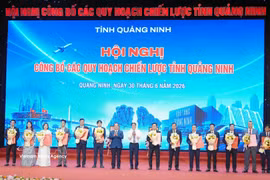 Quang Ninh remet 18 certificats d'approbation d'investissement, pour un montant total de 45.000 milliards de dôngs. Photo : VNA