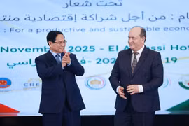 Le Premier ministre Pham Minh Chinh (à gauche) et son homologue algérien Sifi Ghrieb. Photo: VNA