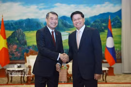Le Premier ministre Le Minh Hung rencontre le secrétaire général du PPRL et président du Laos, Thongloun Sisoulith. Photo : VNA