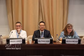 L’ambassadeur Mai Phan Dung (au centre) lors du débat. Photo : VNA