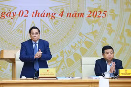 Le Premier ministre Pham Minh Chinh (debout) lors de la réunion. Photo: VNA