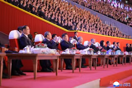 Le 9 octobre au soir, à Pyongyang, le secrétaire général du Parti du Travail de Corée et président de la Commission des affaires d’État de la RPDC, Kim Jong Un, ainsi que d'autres dirigeants, assistent à un spectacle artistique à l’occasion du 80ᵉ anniversaire de la fondation du Parti du Travail de Corée. Photo : KCNA