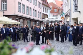Le Premier ministre Pham Minh Chinh et son épouse visitent la Vieille ville de Tallinn. Photo: VNA