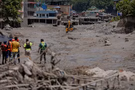 Les secouristes recherchent des victimes après les inondations et les glissements de terrain à Nuwakot, au Népal, le 27 août 2026. Photo : Xinhua/VNA