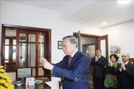 Le secrétaire général du Parti, Tô Lâm, rend hommage au feu Premier ministre Pham Van Dong. Photo: VNA