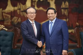 Hironori Kamezawa, directeur général de Mitsubishi UFJ Financial Group (MUFG), et le Premier ministre Pham Minh Chinh (droite). Photo: VNA