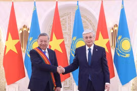 Le président du Kazakhstan, Kassym-Jomart Tokaïev (droite), et le secrétaire général du Parti communiste du Vietnam (PCV), Tô Lâm. Photo: VNA