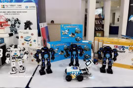 Des robots intégrant l’intelligence artificielle présentés au salon Techmart. Photo : VNA