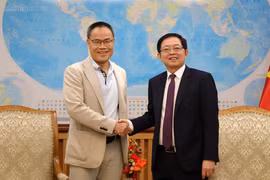 Le vice-Premier ministre Ho Quoc Dung et le professeur Nguyen Van Tam, responsable du Département d’informatique, de données et d’intelligence artificielle de l’Institut Polytechnique de Paris (IP Paris). Photo : Portail d’information électronique du gouvernement