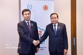 Le président de l’Assemblée nationale, Tran Thanh Man (à droite), et le président de la Chambre basse du Kazakhstan, Yerlan Koshanov. Photo: VNA