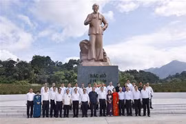 Le président de l'Assemblée nationale, Tran Thanh Man, et les délégués déposent des fleurs au monument du Président Hô Chi Minh. Photo : Doan Tan - VNA
