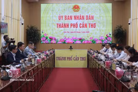 Panorama de la séance de travail entre les autorités de Can Tho et la délégation sud-coréenne conduite par le professeur Kim Hak-Min, président du Comité consultatif sur l’éthique de l’Assemblée nationale de la République de Corée. Photo: VNA
