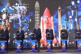 Le secrétaire général du Parti, Tô Lâm, le Premier ministre Pham Minh Chinh et d'autres dirigeants du Parti et de l'État, ainsi que d'anciens dirigeants, lors de la cérémonie d'ouverture. Photo : Thong Nhat/VNA